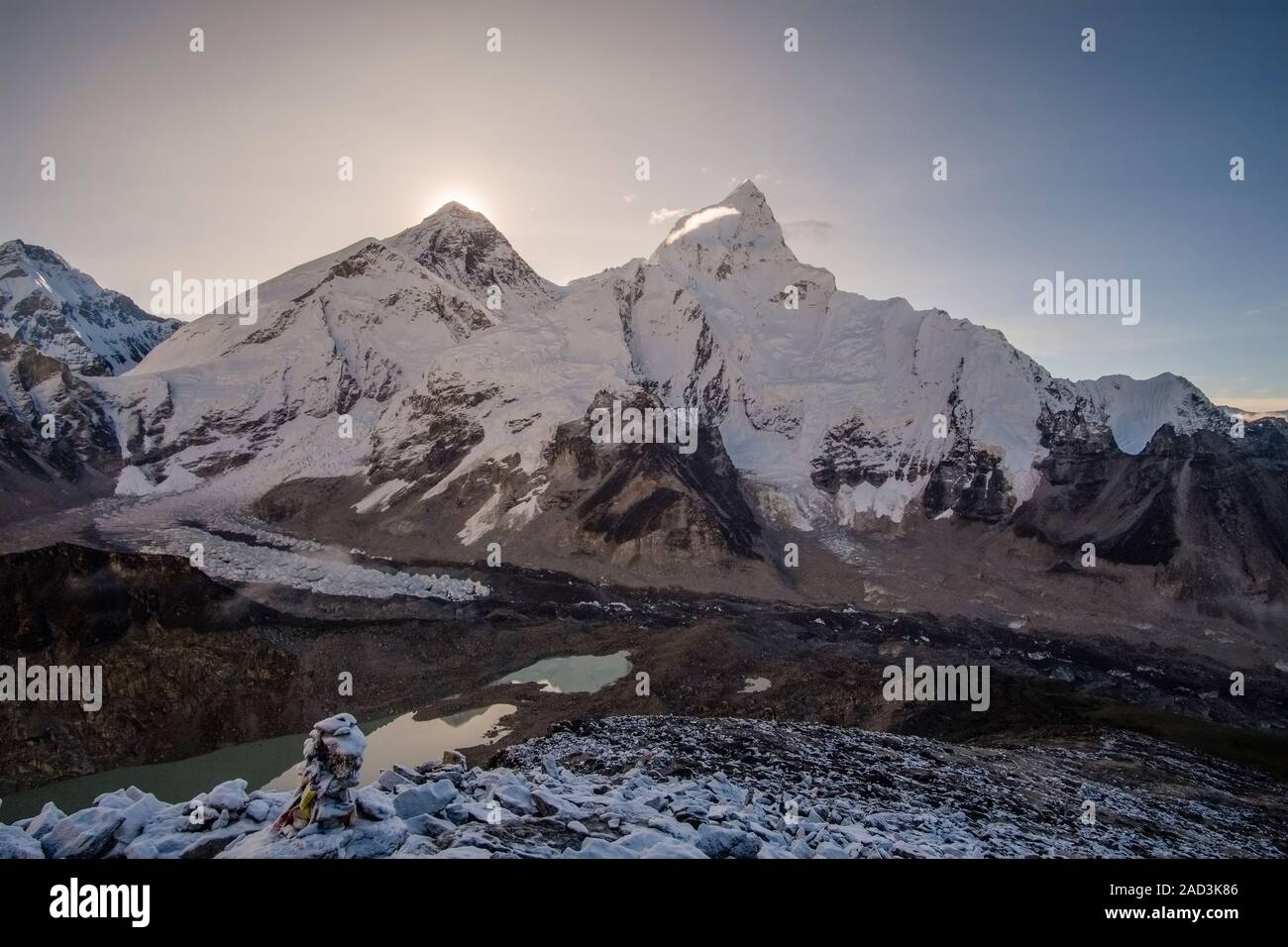 Die Gipfel des Mt. Everest und Mt. Nuptse oben Khumbu Gletscher bei Sonnenaufgang, vom Gipfel des Kala Patthar gesehen Stockfoto