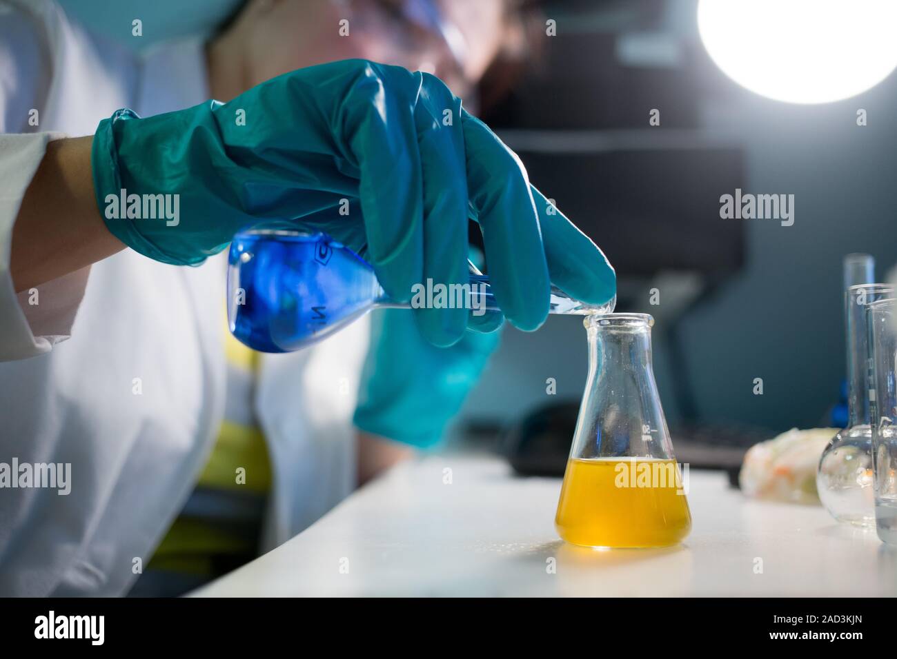 Labor-Assistentin führt chemische Experimente Stockfoto