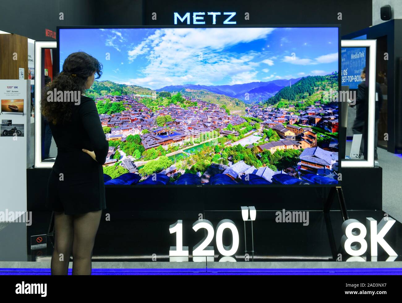 120 Zoll 8k Fernseher von Metz, Internationale Funkaustellung, Berlin 2019,  Deutschland Stockfotografie - Alamy