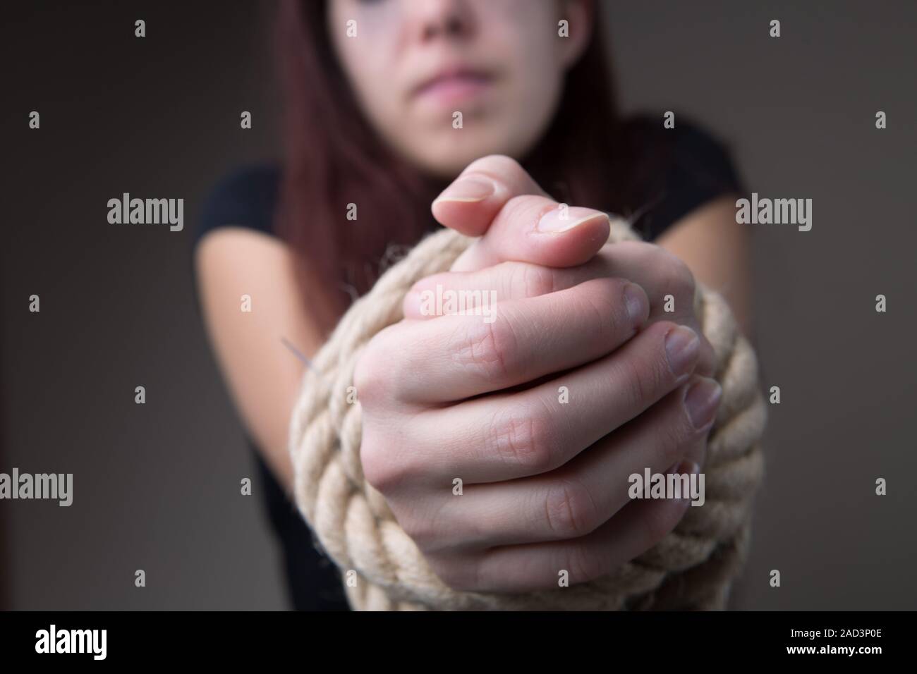 Frau als Geisel mit gebundenen Händen Stockfoto