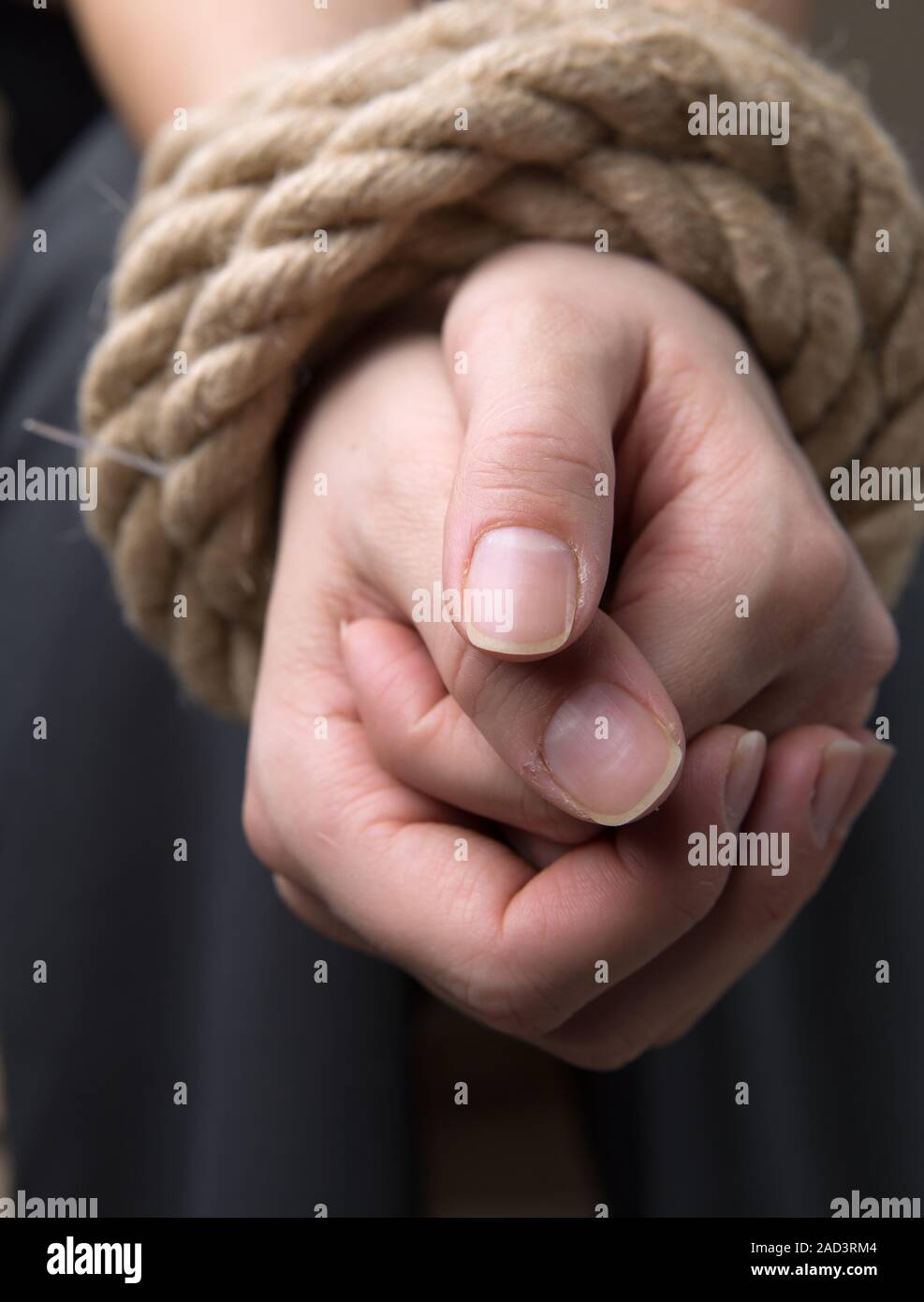 Damit verbundene Hand des weiblichen Opfers Stockfoto