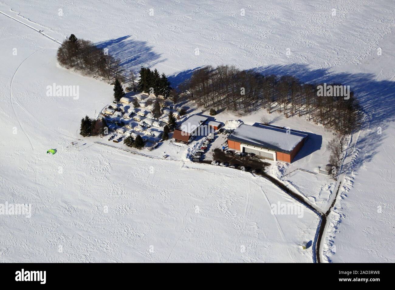 Rickenbach, Hangar und Campingplatz mit Hütten Hotzenwald Segelflugplatz im Schnee Stockfoto