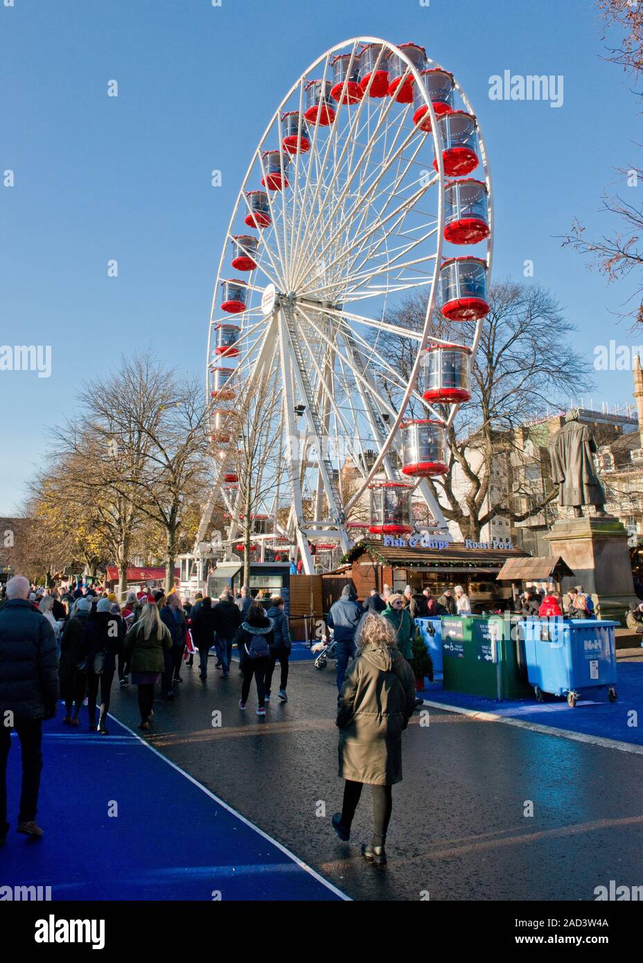 Weihnachtsmarkt Massen in der Nähe des Big Wheel (Her 1 Rad). Edinburgh Weihnachtsmarkt. Schottland Stockfoto