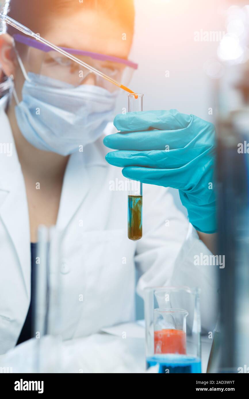 Labor-Assistent Umgang mit Chemikalien Stockfoto