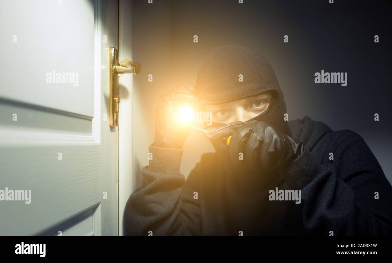 Gewaltige Dieb bricht offene Tür Stockfoto