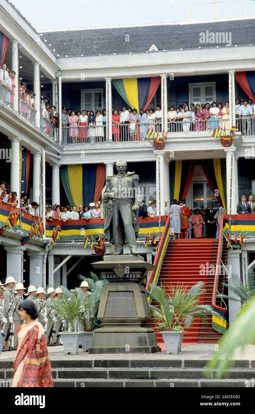 Die Regierung in Port Louis, Mauritius. Menschenmassen erwarten die Ankunft der Firma Herzog und die Herzogin von York während ihrer Royal Tour 1987 willkommen zu heißen. Stockfoto