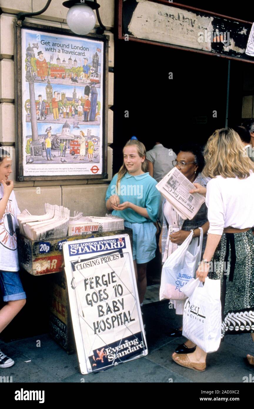 Die Öffentlichkeit erwarten die Ankunft eines neuen Babys TRH Herzog und die Herzogin von York im Jahr 1988. Zeitung Verkäufern außerhalb einer Londoner U-Bahn-Station. Stockfoto