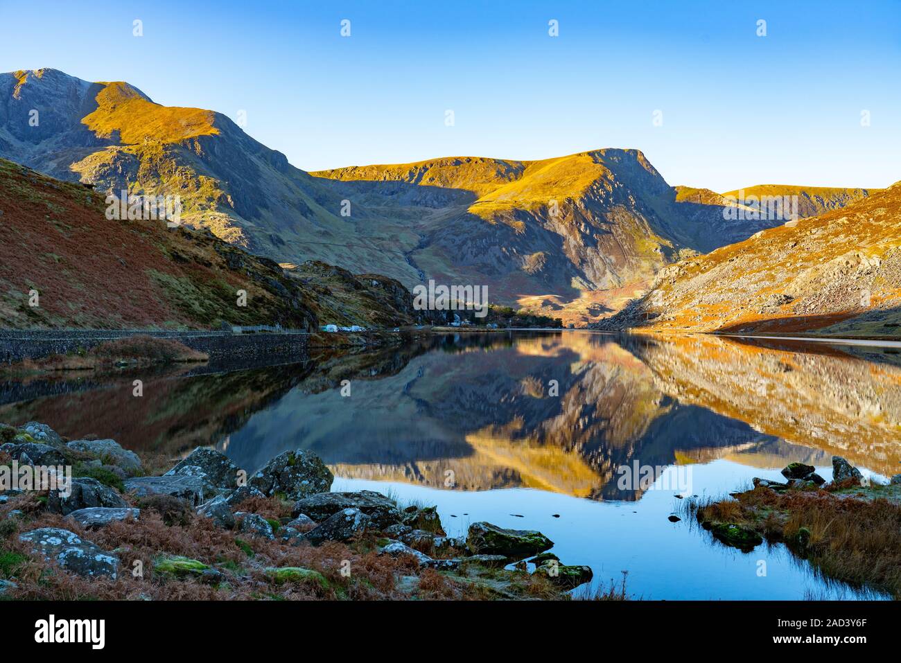 See Ogwen, nahe Bethesda, Gwynedd, Snowdonia, North Wales. Bild im November 2019 getroffen. Stockfoto