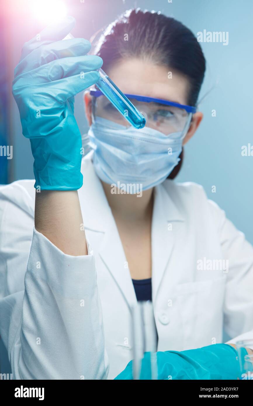 Mädchen arbeiten mit Röhrchen Stockfoto