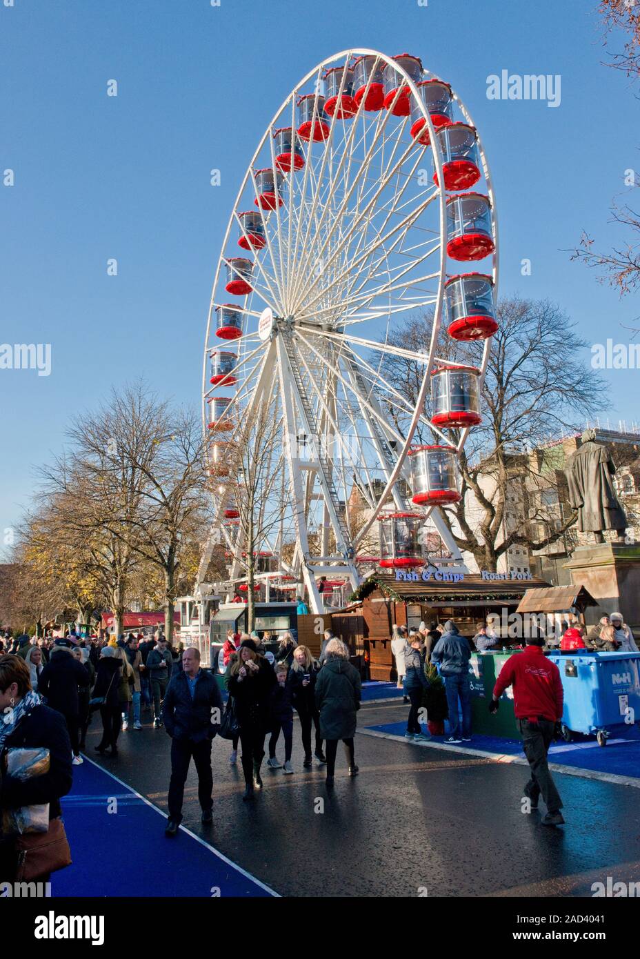 Weihnachtsmarkt Massen in der Nähe des Big Wheel (Her 1 Rad). Edinburgh Weihnachtsmarkt. Schottland Stockfoto