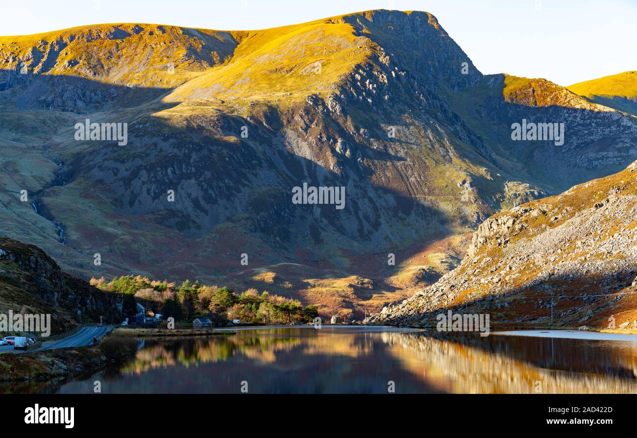 See Ogwen, nahe Bethesda, Gwynedd, Snowdonia, North Wales. Bild im November 2019 getroffen. Stockfoto