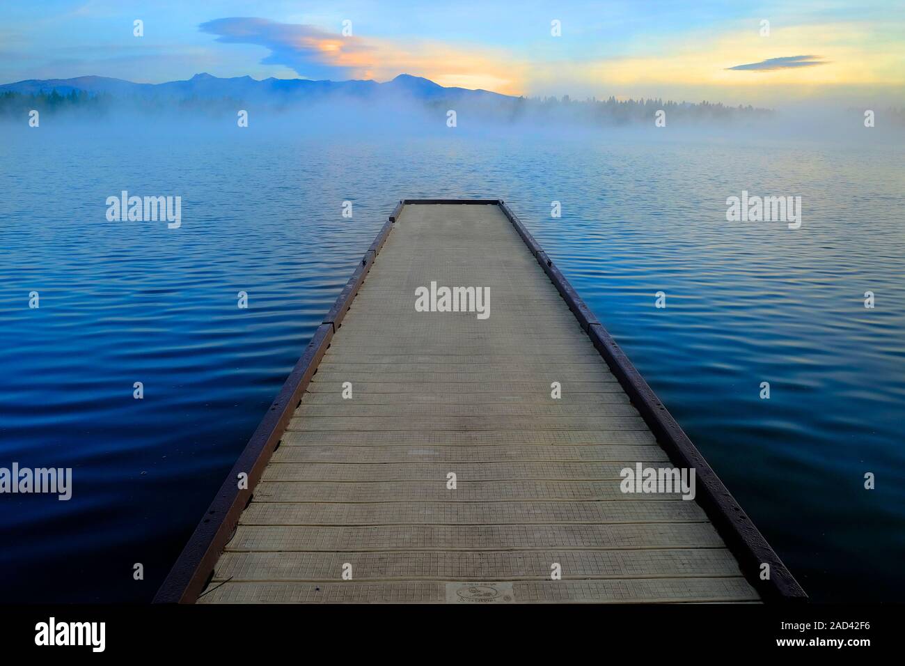 Dock schwimmend auf See mit frühen Morgennebel Stockfoto