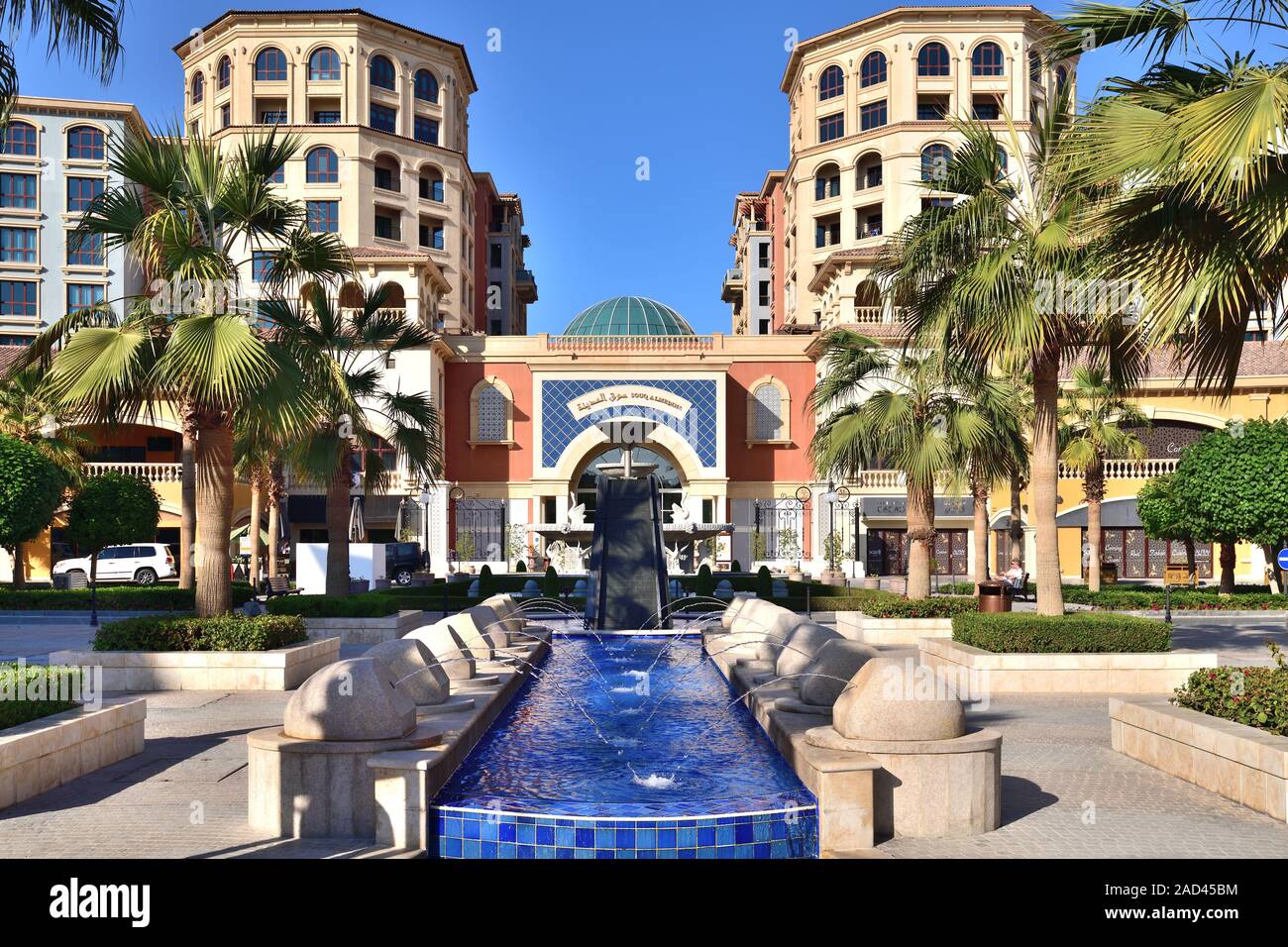 Doha, Katar - Nov 23. 2019. Souq Al Medina - Einkaufszentrum in Medina Centrale of Pearl Qatar Stockfoto