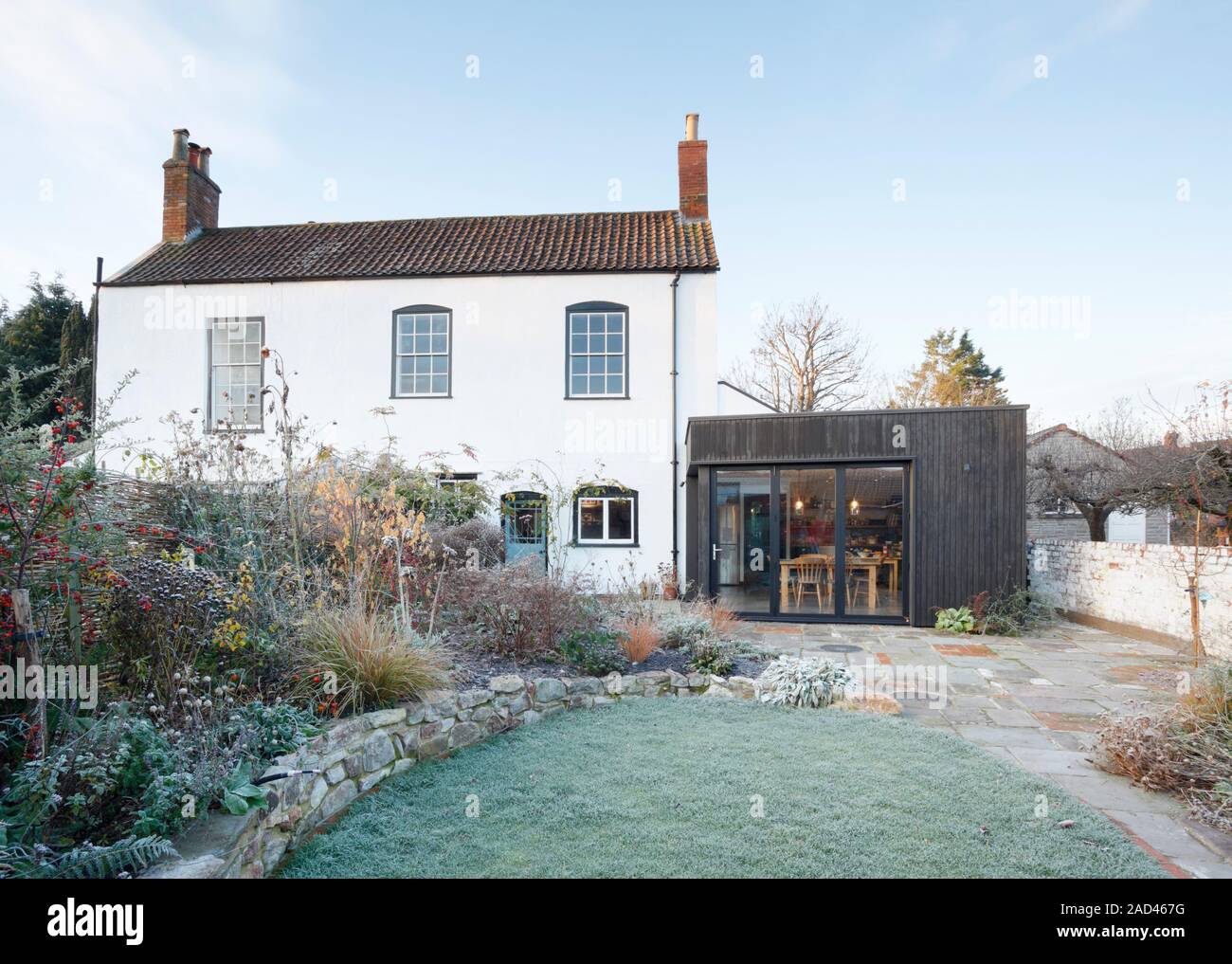 Denkmalgeschützten Haus mit modernem Anbau und Garten an einem frostigen Wintermorgen. Bristol. UK. Stockfoto