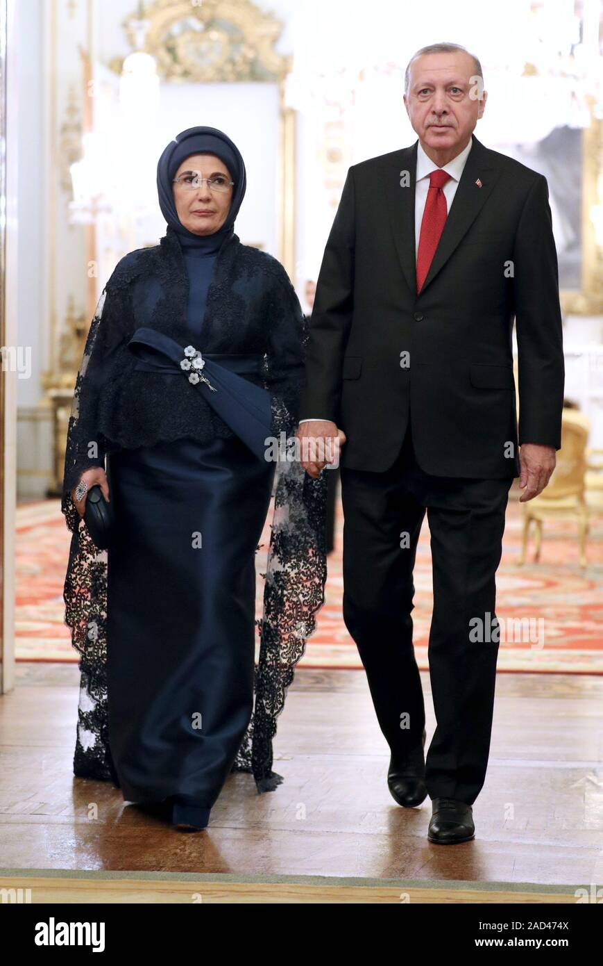Türkischen Präsidenten Recep Tayyip Erdogan kommt mit seiner Frau Emine, bei einem Empfang im Buckingham Palace, London, als Staats- und Regierungschefs der NATO-Mitglieder sammeln bis 70 Jahre der Allianz. Stockfoto
