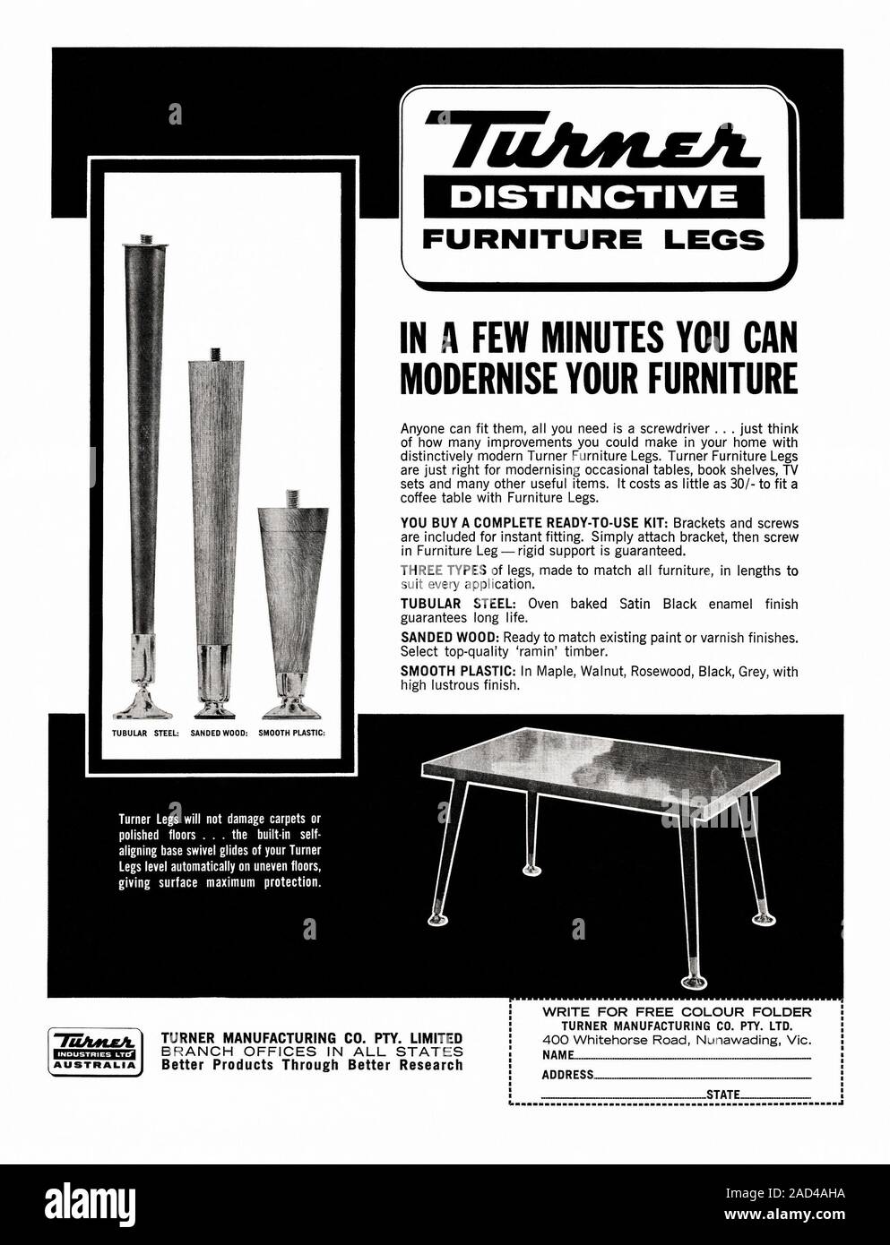Eine 1960er Werbung für Turner Möbel Beine - es erschien in einer australischen Magazin im Jahr 1962. Sie hat Fotos von der konischen Beine in Stahlrohr, geschliffene Holz und glatten Kunststoff (Faux Holz). Ein Bein so geformt ist manchmal eine "piano Bein" genannt. Ein weiteres Bild zeigt, wie die Beine auf einen Tisch suchen. Die Firma wurde bei Nunawading, Victoria, Australien Stockfoto