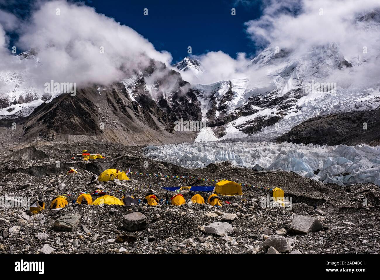 Zelte Einrichten im Everest Base Camp im Khumbu Gletscher, Mt. Everest hinter durch Monsun Wolken bedeckt Stockfoto