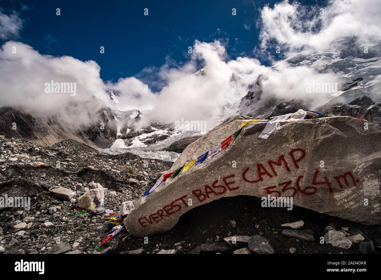 Everest Base Camp, 5364 m, auf einem großen Felsen auf Khumbu Gletscher, Mt geschrieben. Everest hinter durch Monsun Wolken bedeckt Stockfoto