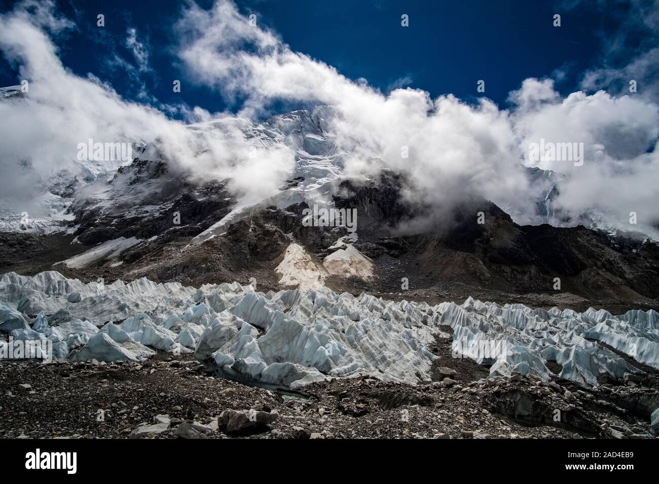 Eisformationen auf Khumbu Gletscher, Mt. Everest hinter durch Monsun Wolken bedeckt Stockfoto