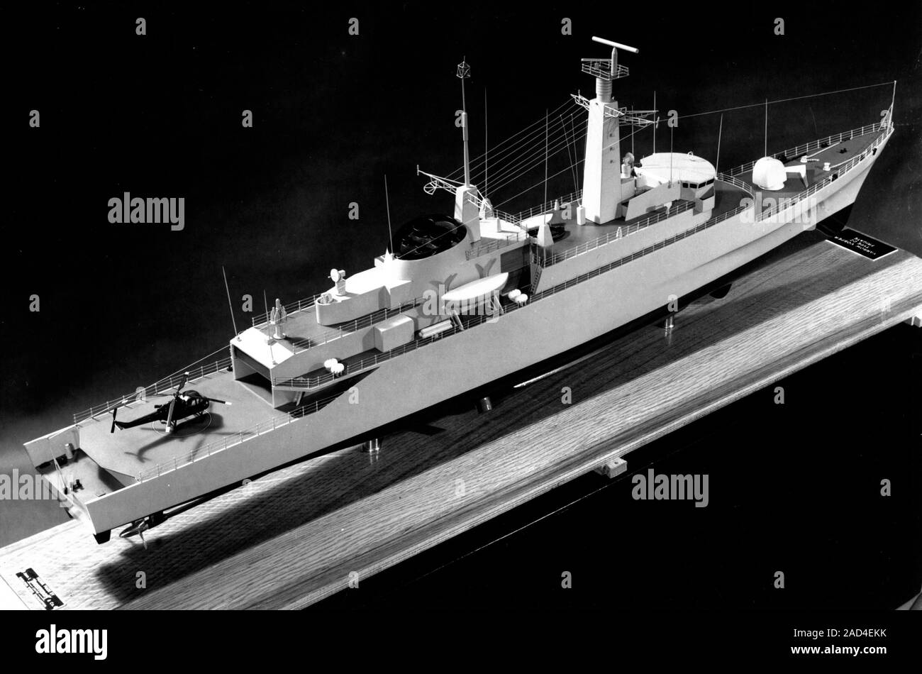AJAXNETPHOTO. 1968. WOOLSTON, ENGLAND - Typ 21 - Typ 21 FREGATTE FREGATTE (Royal Navy AMAZON KLASSE; 384 m breit, 2500 Tonnen, 2 X OLYMPUS UND TYNE TURBINE - COGOG, 34 Knoten.) ANZEIGE MODELL FÜR MARKETING AN DER WERFT VOSPER THORNYCROFT BEZEICHNUNG A TYP 22 SCHAFGARBE - VOSPER FREGATTE. Foto: VTCOLLECTION/AJAXNETPHOTO REF: TYP 21 9300 291268 Stockfoto