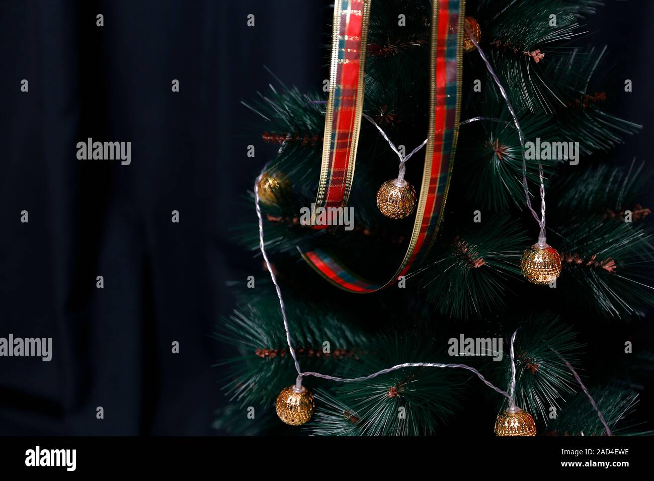 Weihnachten und Neujahr Urlaub Hintergrund mit bunten Bändern und goldenen Kugeln Stockfoto