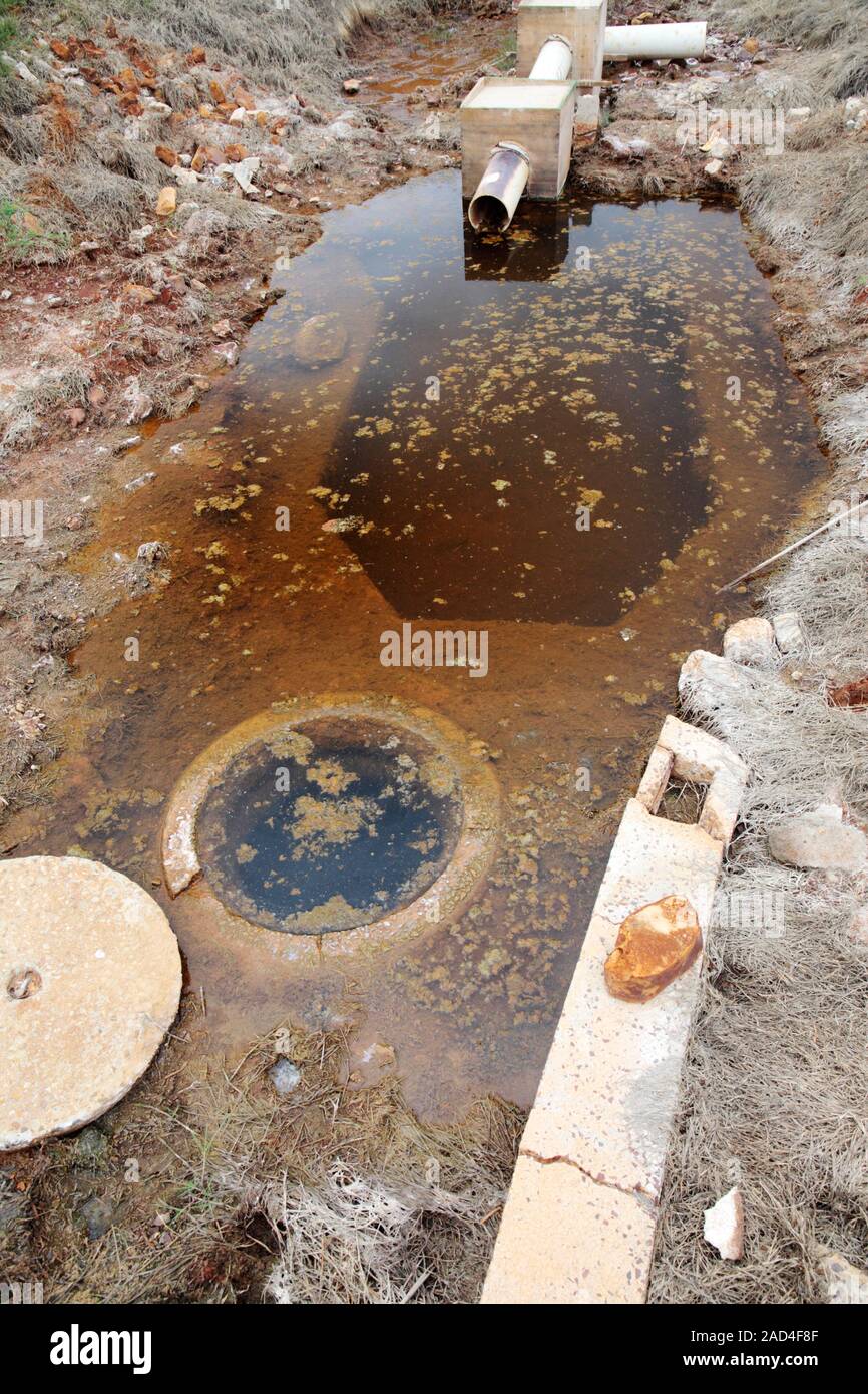 Acid Mine Drainage Anlage aufgegeben. Abgebrochene undicht Bergeteich in einem Acid Mine Drainage (AMD) Kläranlage. AMD ist der Abfluss von saurem Wasser Stockfoto