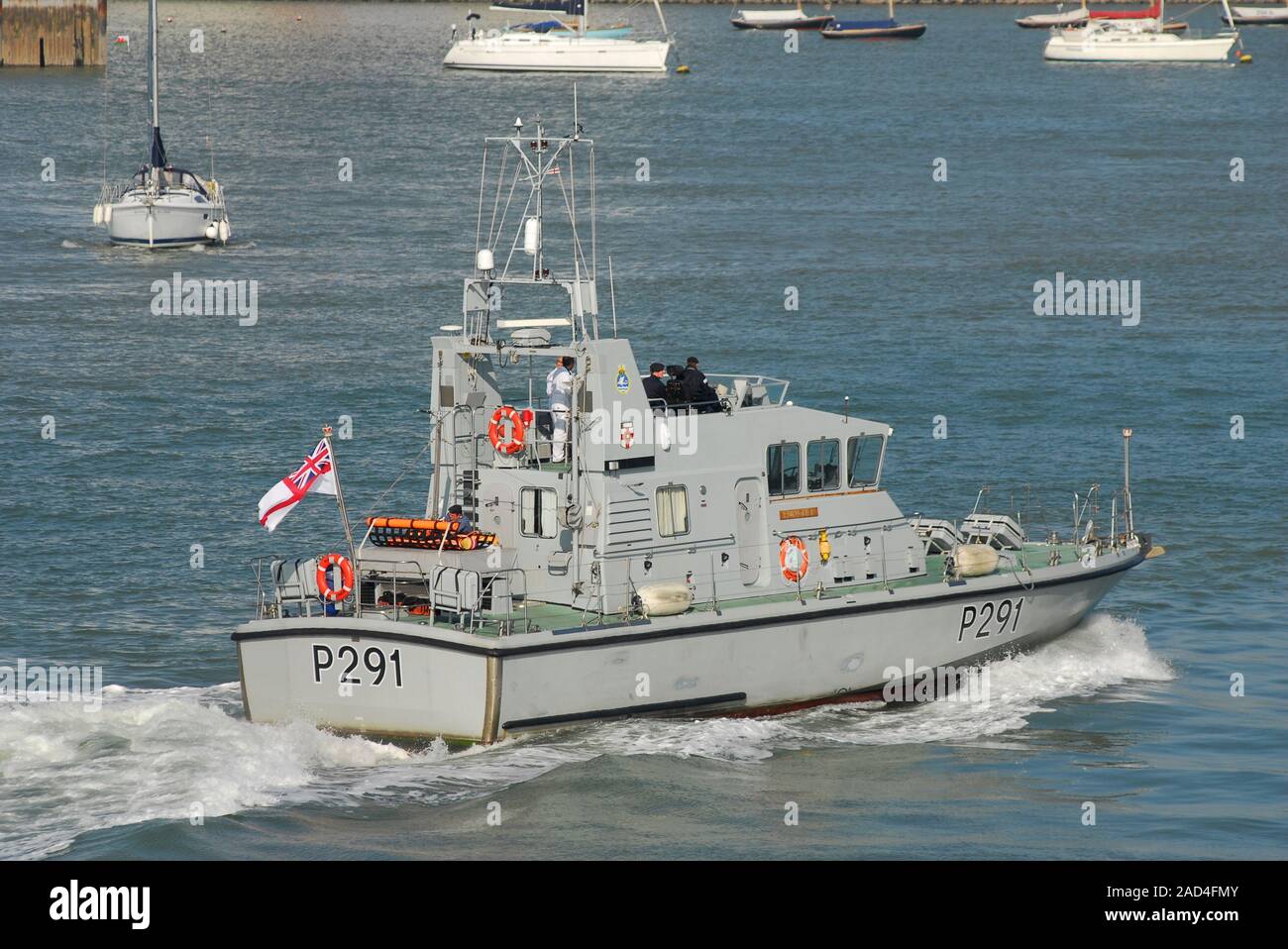 AJAXNETPHOTO. 9. Dezember 2014. PORTSMOUTH, England. TRAINING - PATROUILLENBOOTE HMS LOCHER IN HAFEN. Foto: TONY HOLLAND/AJAX REF: DTH 140912 1041 Stockfoto
