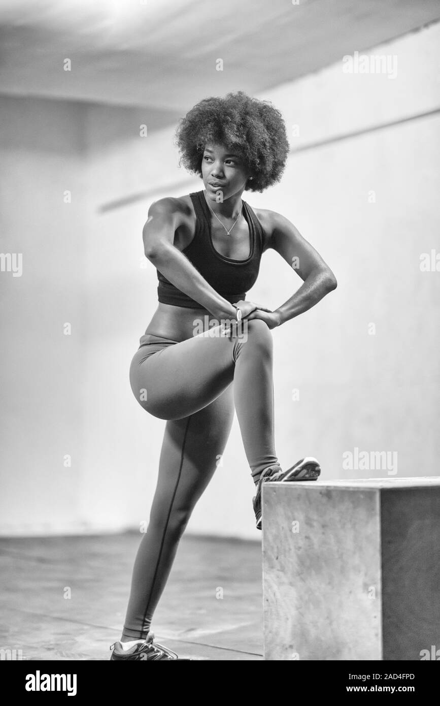 Schwarze Frau bereiten sich für die Box springt auf und Fitnessraum Stockfoto