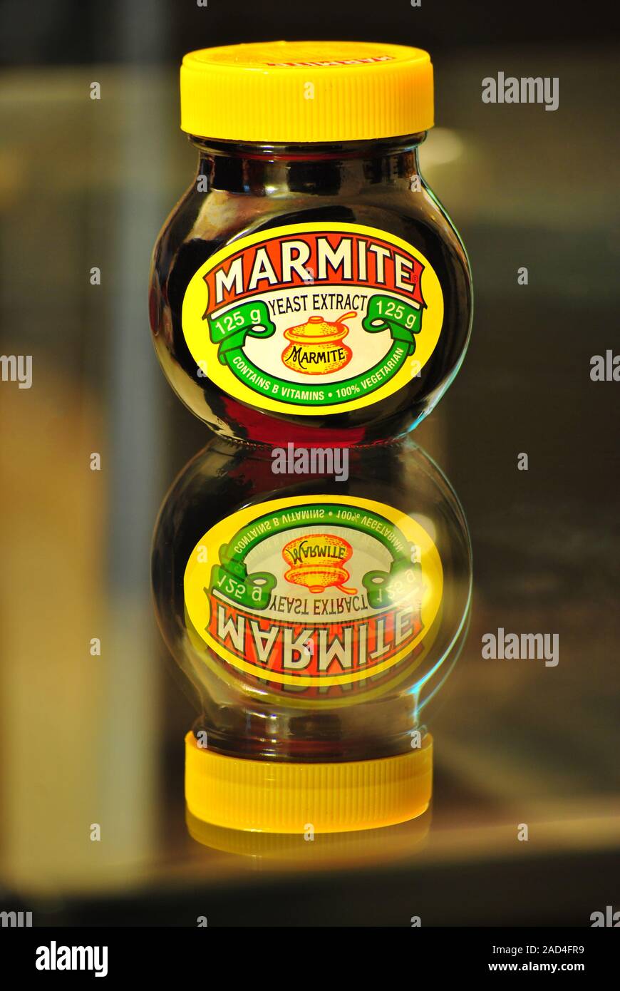 Marmite jar von hefeextrakt. Marmite wird traditionell als herzhafte verteilen sich auf Brot, Toast, herzhaftes Gebäck oder Cracker und andere ähnliche Backen gegessen Stockfoto