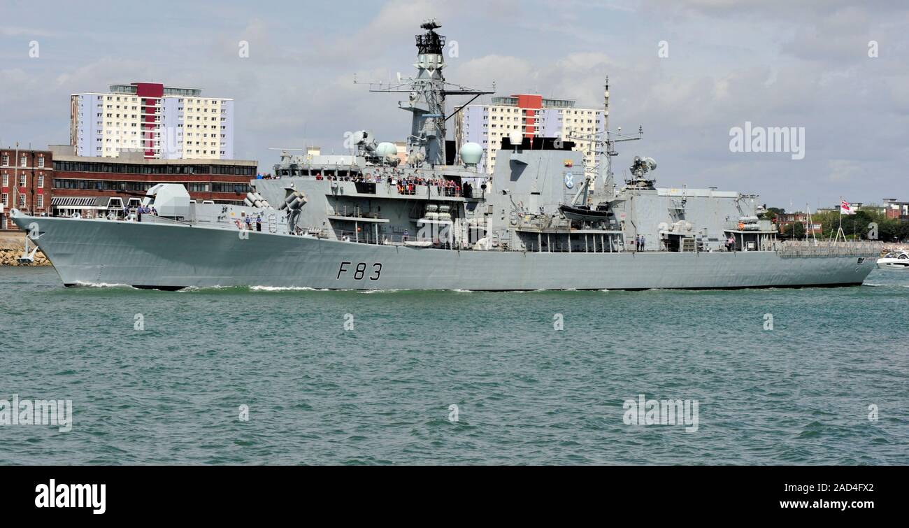 AJAXNETPHOTO. 6. JULI 2015. PORTSMOUTH, England. - Typ 23 fährt - HMS ST. ALBANS verlassen den Hafen. Foto: TONY HOLLAND/AJAX REF: DTH 15060738655 Stockfoto