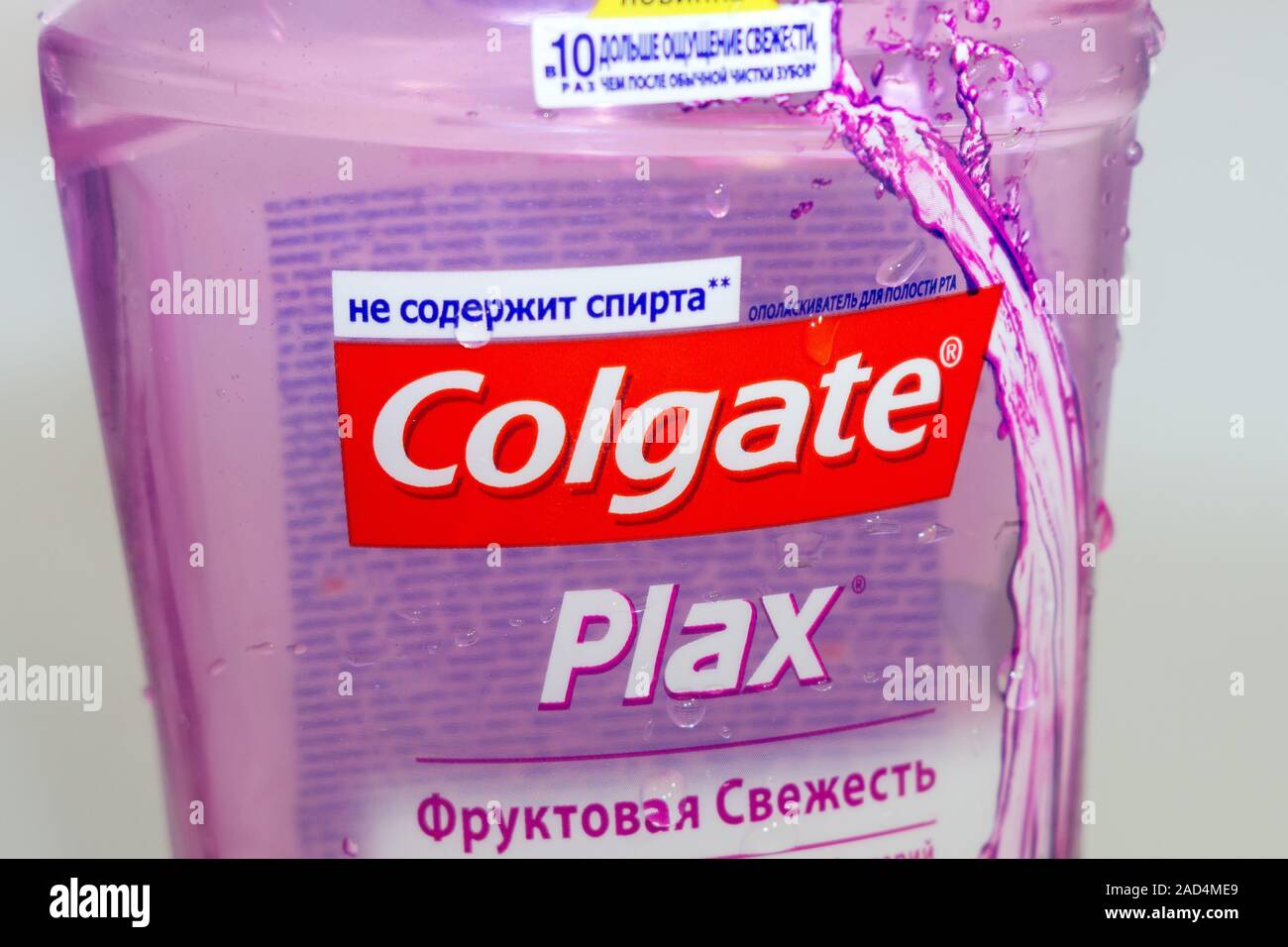 In Tjumen, Russland - November 25, 2019: Colgate Plax fruchtige Frische. Colgate Plax Mundwasser enthält Alkohol. Logo Nahaufnahme Stockfoto