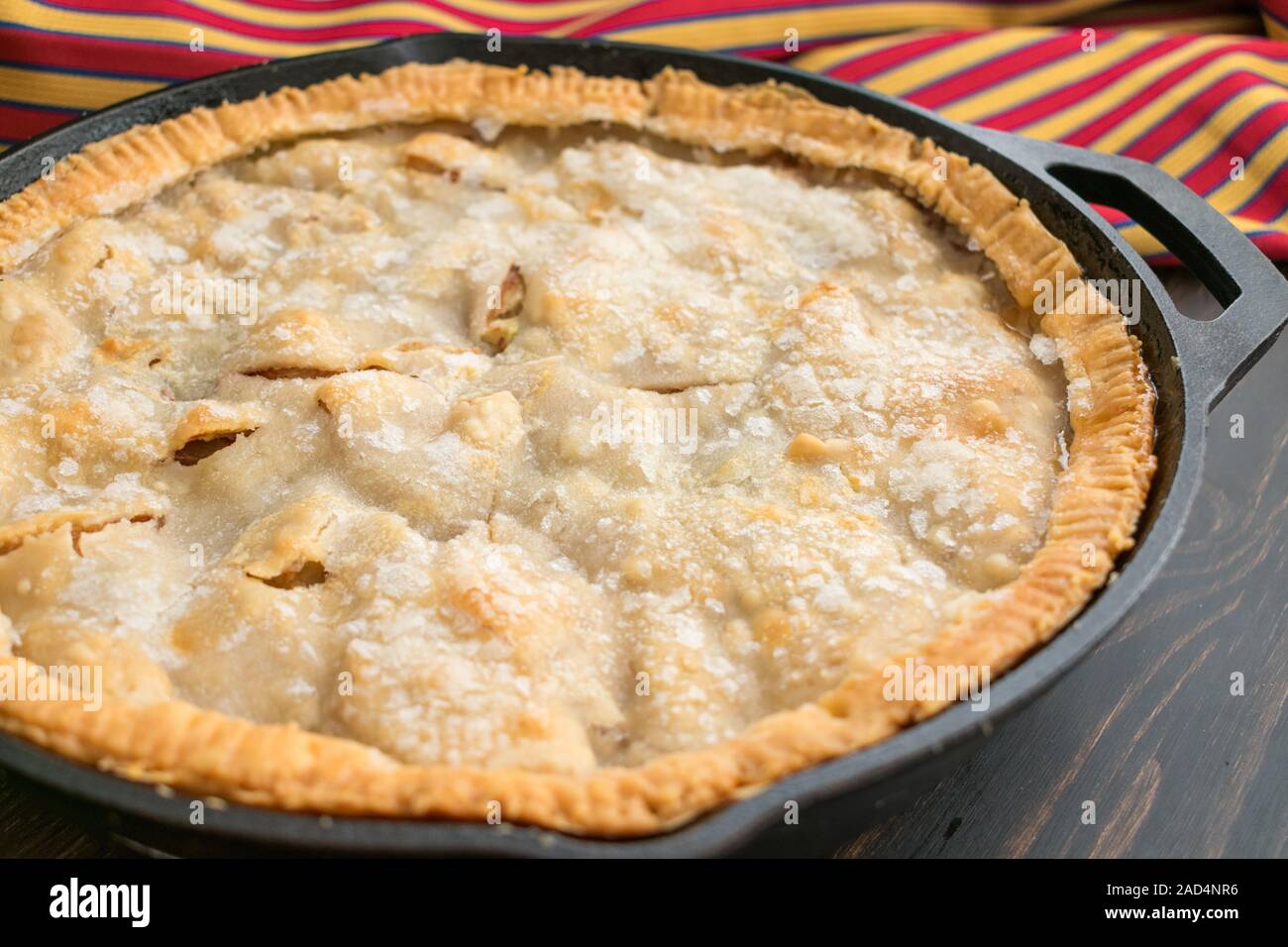Apfelkuchen gebacken in einer gusseisernen Pfanne Stockfoto