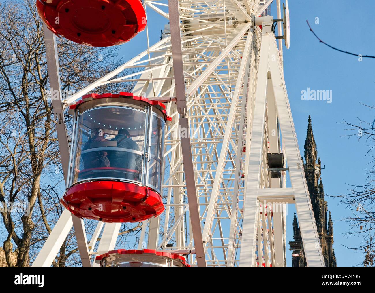Big Wheel. Her 1 Rad. Turm von Walter Scott Monument. Edinburgh Weihnachtsmarkt. Schottland Stockfoto