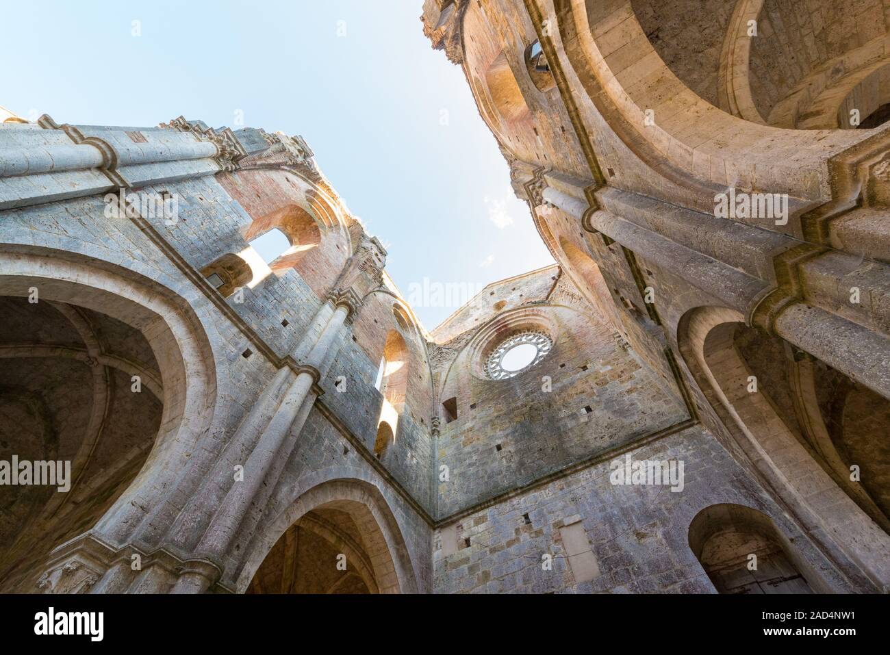 Blick auf die Ruinen der mittelalterlichen San Galgano Abbey in der Nähe von Siena, Italien Stockfoto