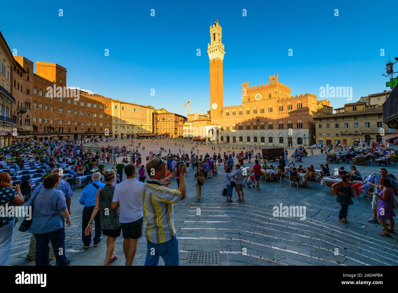 Siena, Italien - 23 August 2012: Touristen, die Piazza del Campo in Siena, Italien Stockfoto