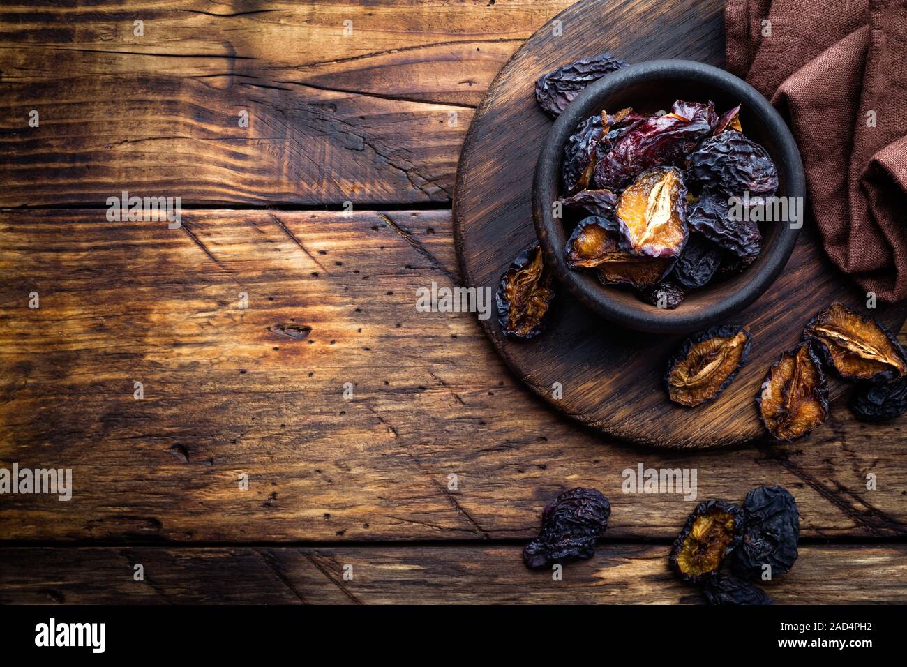 Beschneiden Sie, getrocknete Pflaumen Früchte auf rustikalen Holz dunkel Stockfoto