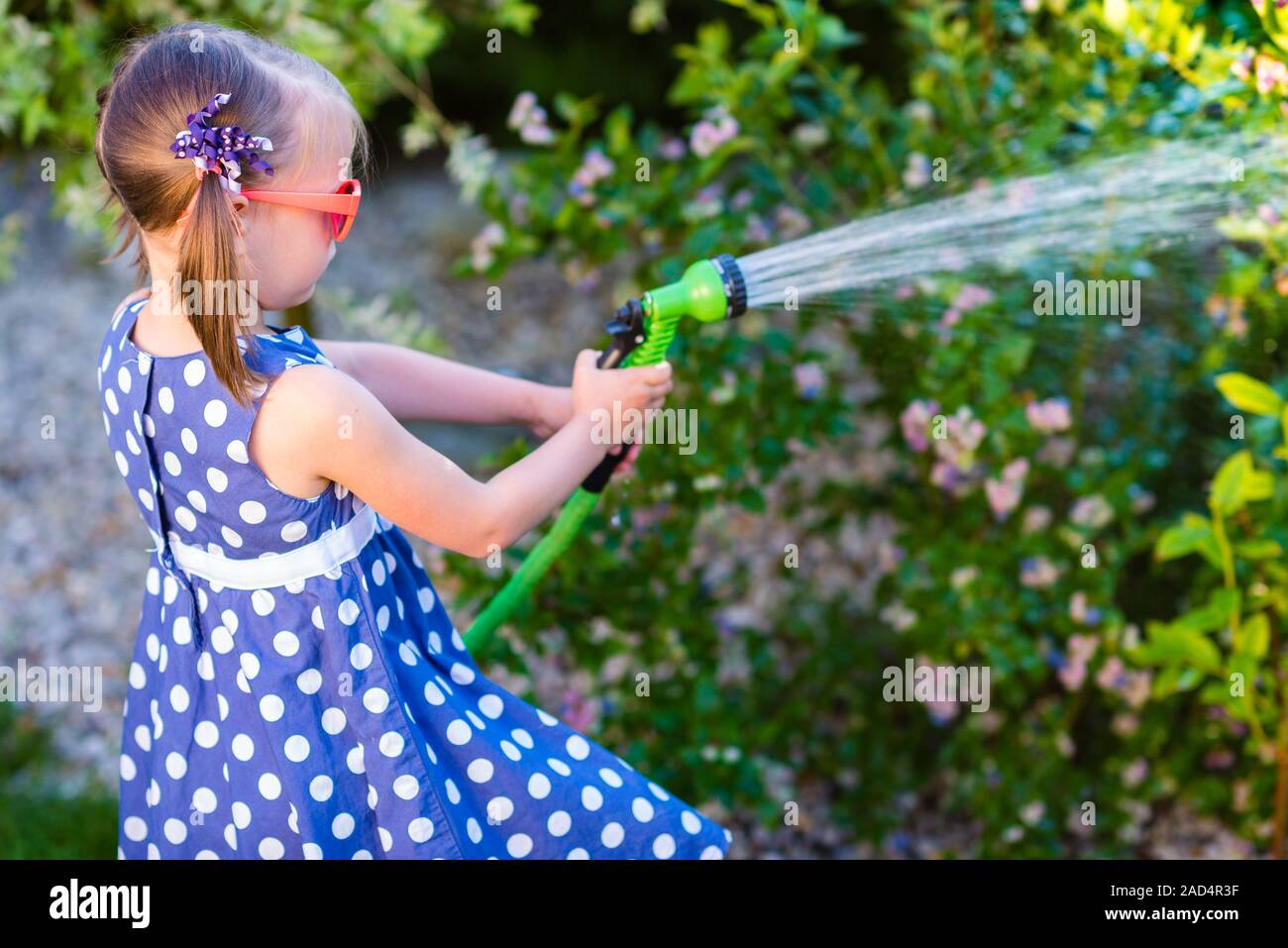 Glückliches Mädchen Bewässerung Garten Stockfoto