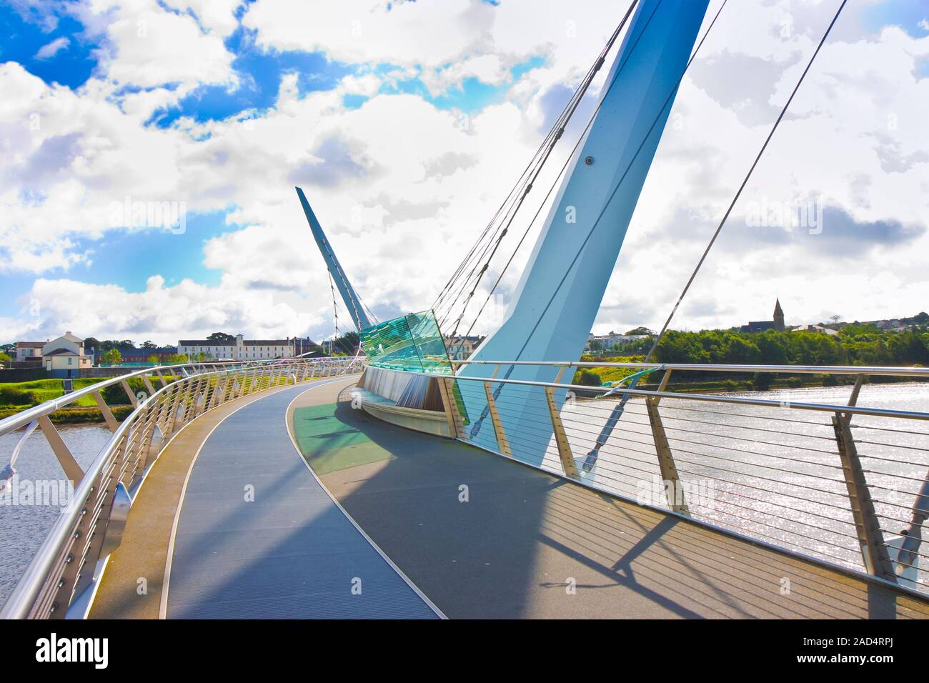 Städtischen Skyline von Derry City (auch genannt) Londonderry in Nordirland mit dem berühmten 'Peace Bridge" (Europa - Nordirland) Stockfoto
