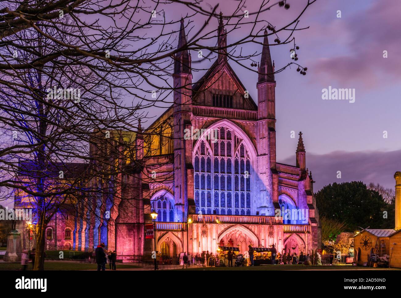 Winchester Cathedral beleuchtet in festlichen Farben während der jährlichen Winchester Weihnachtsmarkt im Dezember 2019, Winchester, Hampshire, England, Großbritannien Stockfoto