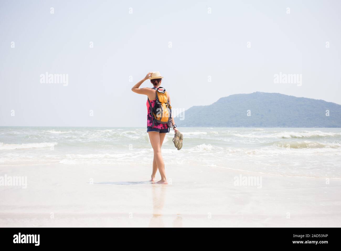 Junges Mädchen mit Hut am Meeresstrand Stockfoto