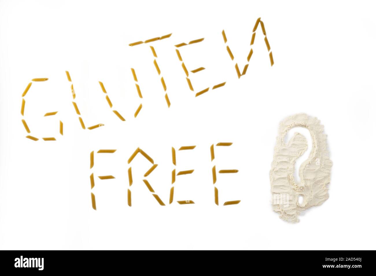 Glutenfreie Wort mit Pasta Penne auf weißem Hintergrund gemacht Stockfoto