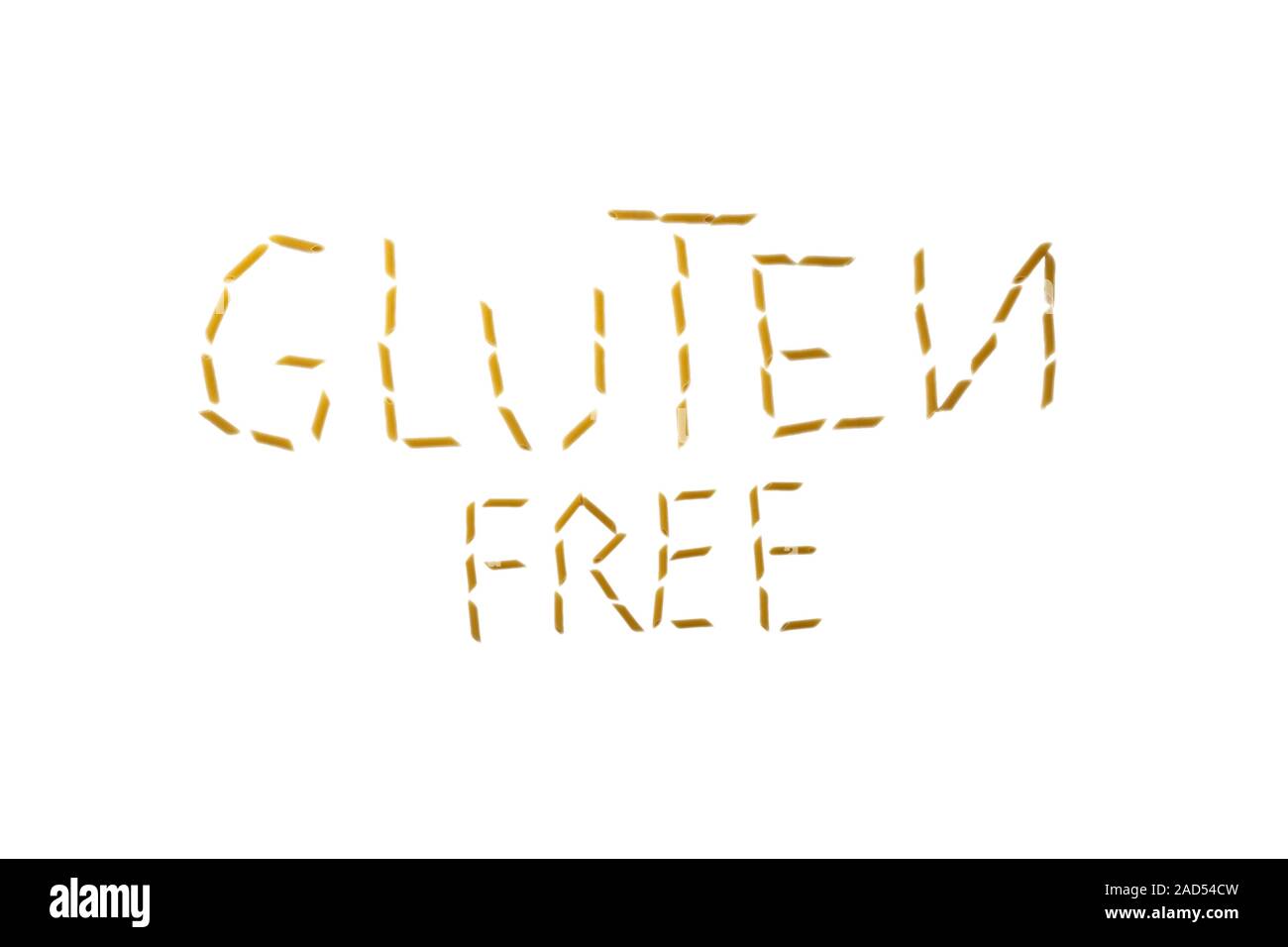Glutenfreie Wort mit Pasta Penne auf weißem Hintergrund gemacht Stockfoto