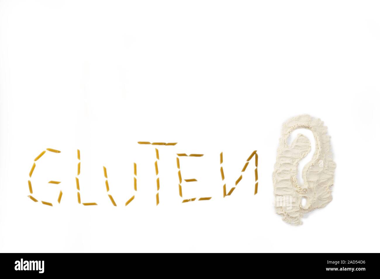 Gluten Wort mit Pasta Penne auf weißem Hintergrund gemacht Stockfoto