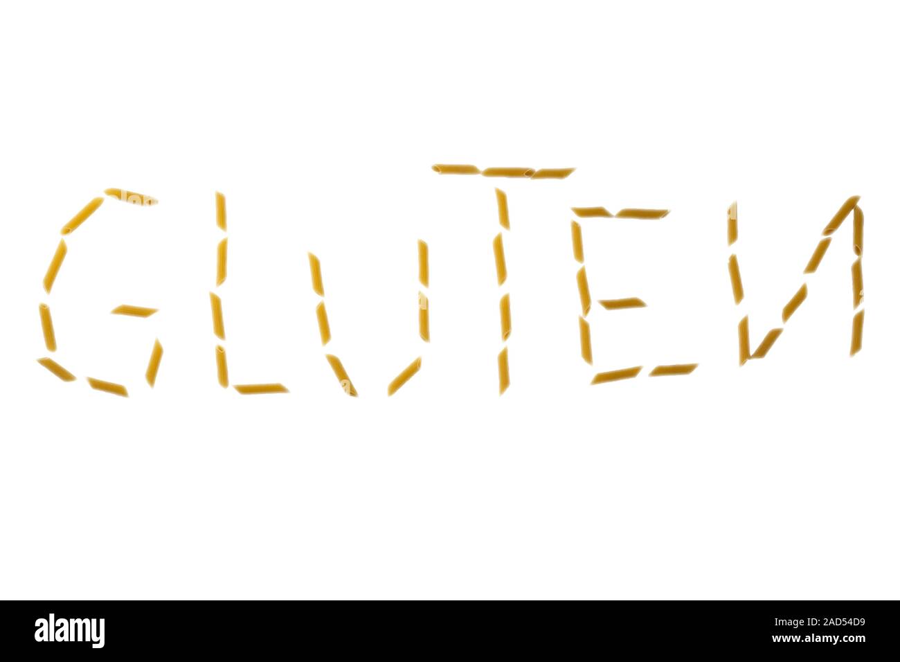 Gluten Wort mit Pasta Penne auf weißem Hintergrund gemacht Stockfoto