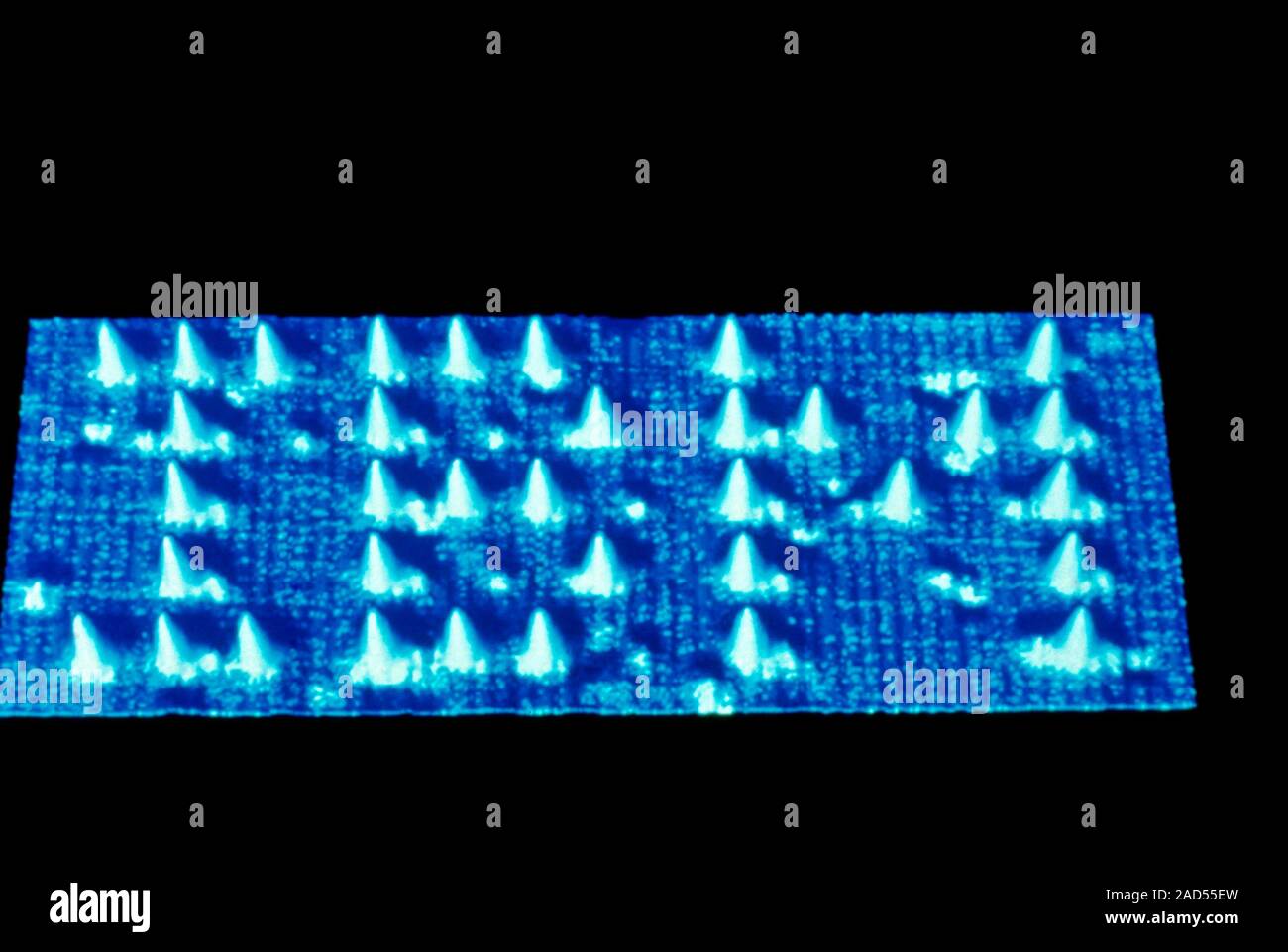 IBM atom Manipulation Demonstration. 35 xenon Atome buchstabieren die Buchstaben "IBM" auf einem Nickel Substrat. Dieses Experiment, durchgeführt mit Stockfoto