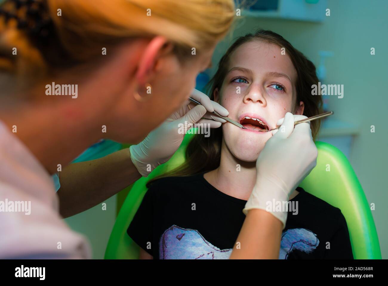 In der Nähe von Mädchen seine Zähne vom Zahnarzt - Karies prävention untersucht in Stockfoto