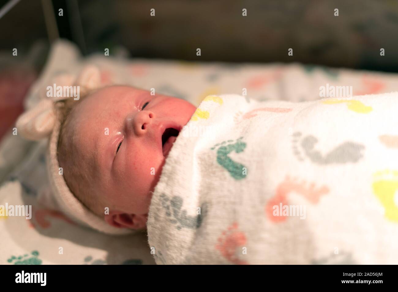 Neugeborenes Baby im Krankenhaus, schläfrig und Gähnen Stockfoto