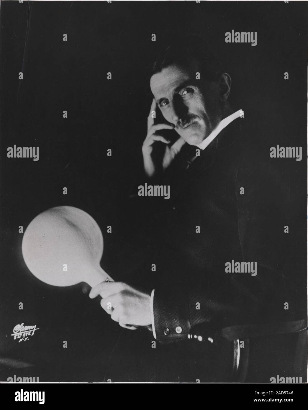 Nikola Tesla (1856-1943), serbischer US-Physiker und Elektroingenieur, Holding a' Wireless-LED Lampe'. Tesla war in Graz und Prag erzogen, aber in der 18. Stockfoto
