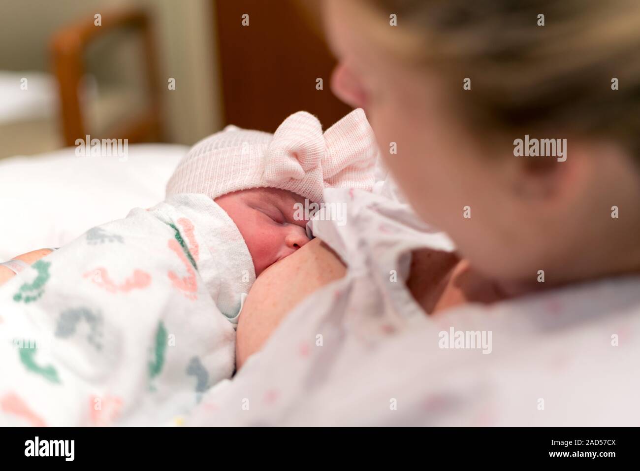 Stillende Mutter ihr neugeborenes Baby Mädchen im Krankenhaus Stockfoto