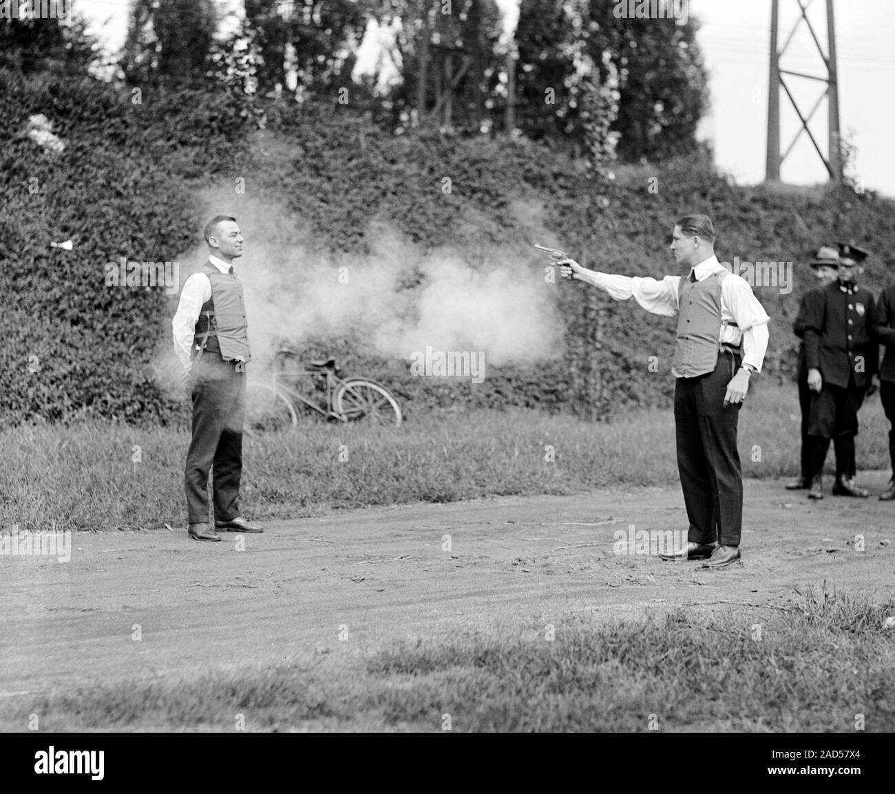 Schusssichere Weste Prüfung, 1920er Jahre. Revolver, feuerte eine schusssichere  Weste, auf der linken Seite getragen zu testen. Kugelsichere Westen sind  aus Materialien hergestellt, die Stockfotografie - Alamy